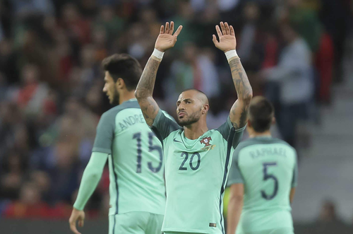 quaresma agradece ao dragão.jpg