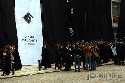 Associação Académica de Coimbra (AAC) coberta de panos negros como protesto - Ensino Superior de Mãos e Pés Atados