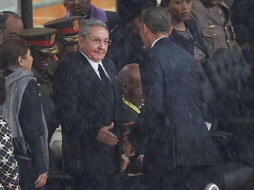 obama_castro_handshake_AP.jpg