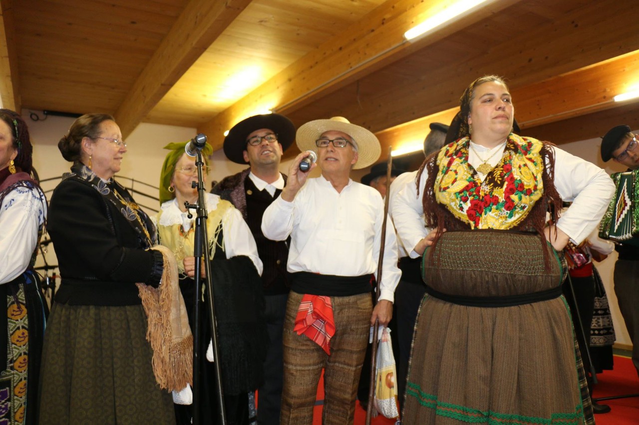 Grupo Cantares Do Minho - Triquelitraque Grupo Cantares Do Minho - Triquelitraque